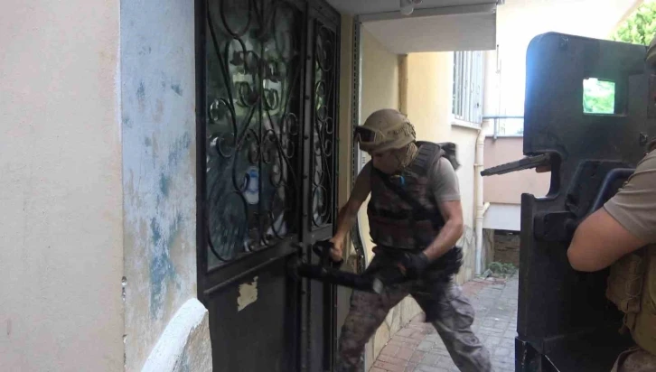 Antalya’da hava, kara ve deniz destekli eş zamanlı uyuşturucu operasyonu
