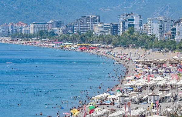 Antalya'da hava sıcaklığı 42 dereceyi gördü; sahiller doldu