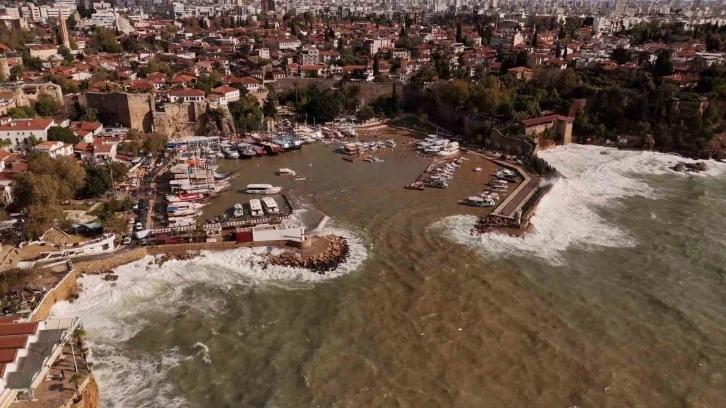 Antalya’da ’i tur, 3 teknenin battığı liman havadan görüntülendi
