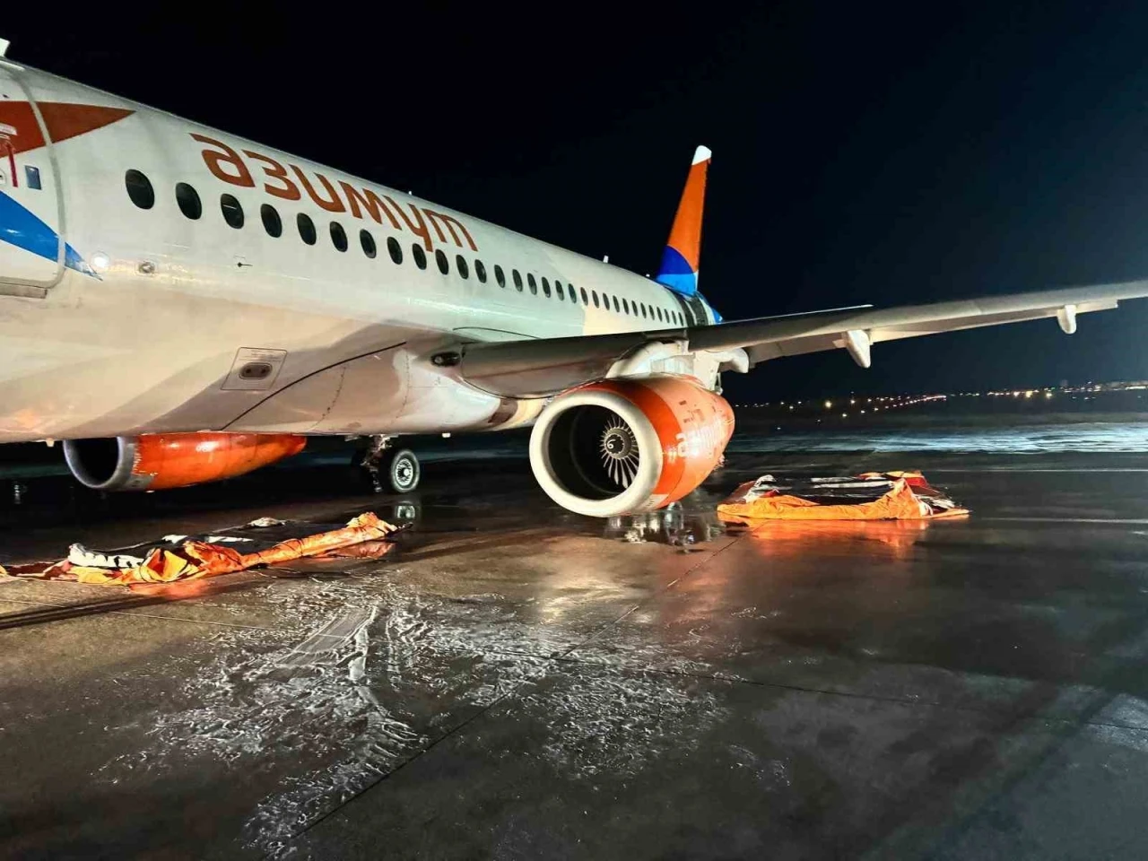 Antalya’da iniş sırasında motoru yanan yolcu uçağına rekor sürede müdahale
