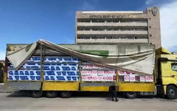 Antalya'da kaçak 10 milyon 450 bin adet boş makaron ele geçirildi