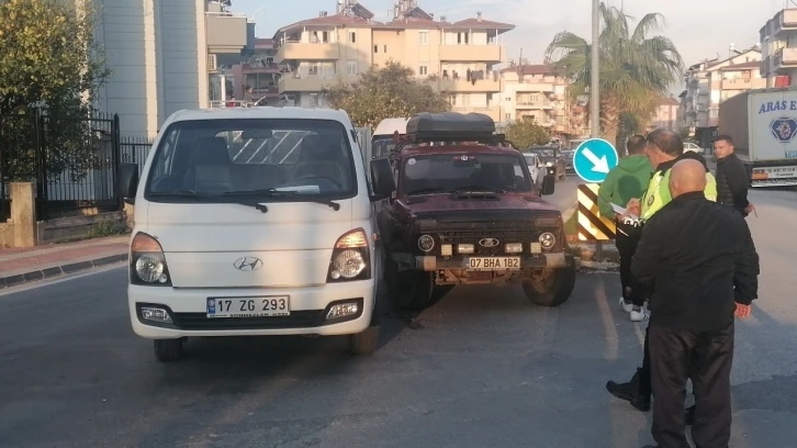 Antalya’da kamyonet ile otomobil çarpıştı: 1 yaralı
