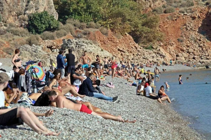 Antalya’da kasım ayı ortasında Türkiye’yi kıskandıran görüntüler yaşandı
