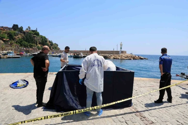 Antalya’da kayalıklarda kimliği belirsiz ceset bulundu
