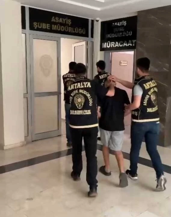Antalya’da kendisini üst düzey emniyet yetkilisi olarak tanıtıp dolandırıcılık yapan 2 şahıs tutuklandı
