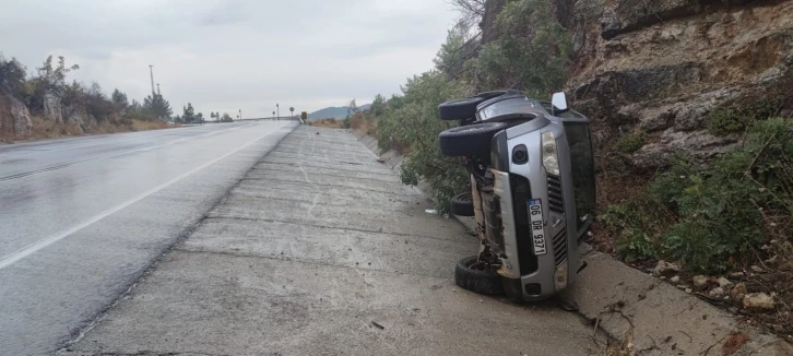 Antalya’da kontrolden çıkan kamyonet takla attı: 1 yaralı
