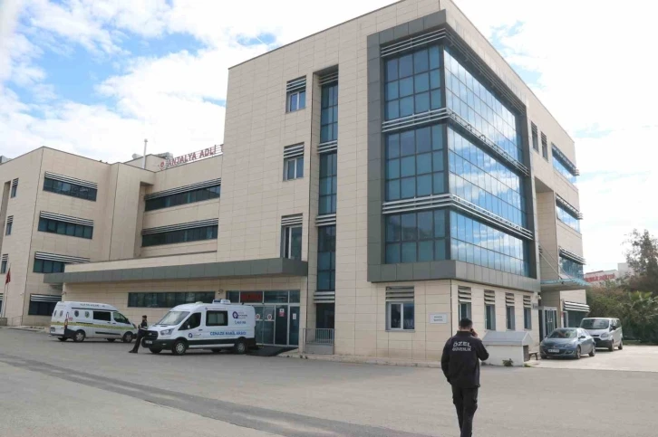 Antalya’da korkunç cinayet: 3 çocuk annesi kadını 17 yerinden bıçaklayarak öldürdü
