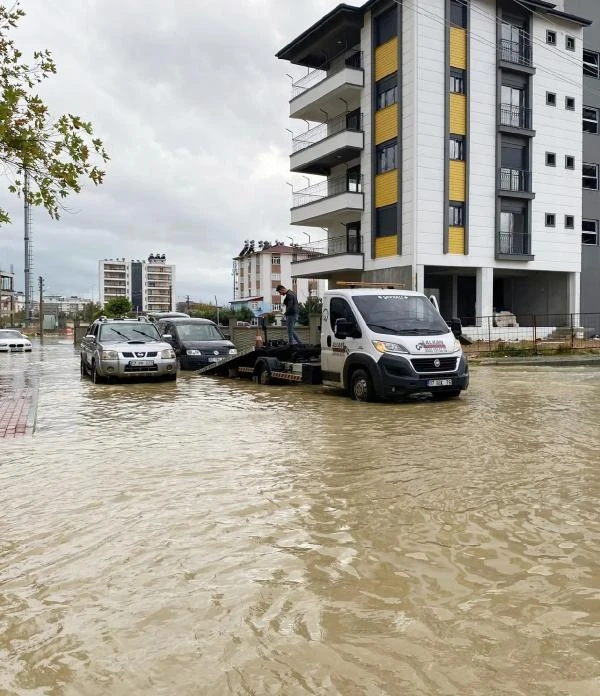 Antalya'da kuvvetli yağış; evlerin bahçeleri ile seraları su bastı
