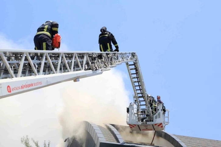 Antalya’da lüks tripleks villa yangını: Villa sakinleri sokağa döküldü
