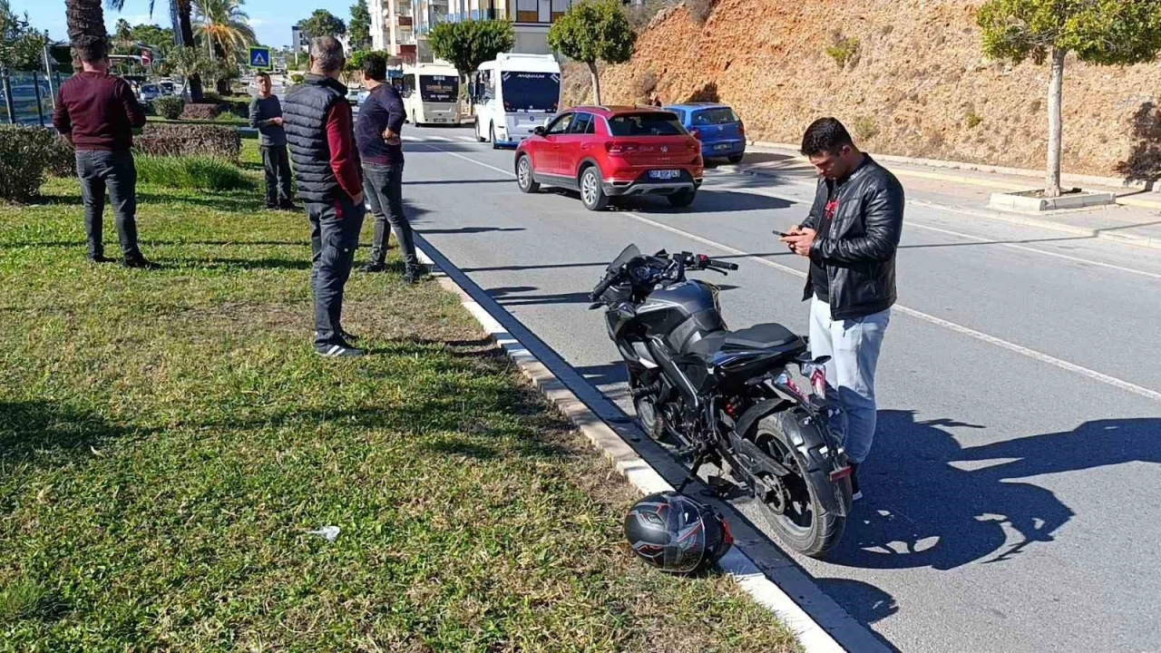 Antalya’da motosiklet minibüsle çarpıştı: 2 yaralı
