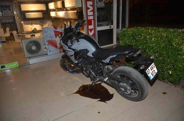 Antalya’da motosiklet refüje çarptı: 2 yaralı
