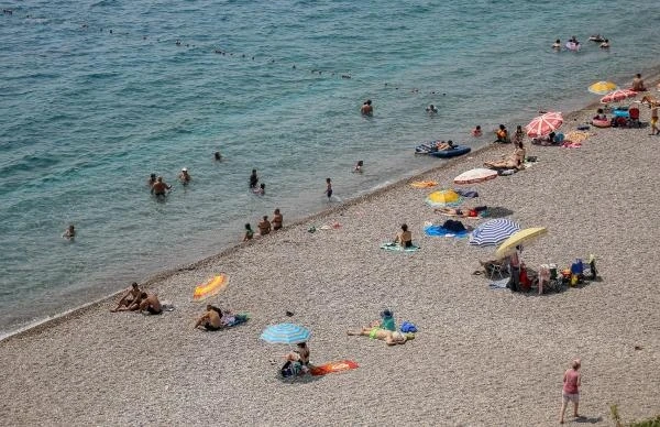 Antalya'da nem bulutları nedeniyle uçaklar iniş yapamadı