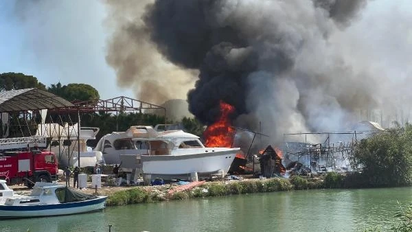 Antalya'da ormanda çıkan yangın, teknelere sıçradı (1)