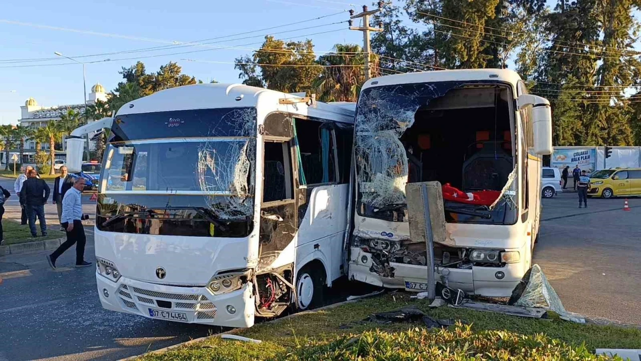 Antalya’da otel çalışanlarını taşıyan servis araçları çarpıştı: 13 yaralı
