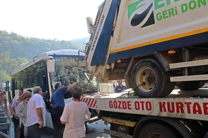 Antalya’da otel servis midibüsü kamyon yüklü çekiciyle çarpıştı: 4’ü ağır 27 yaralı
