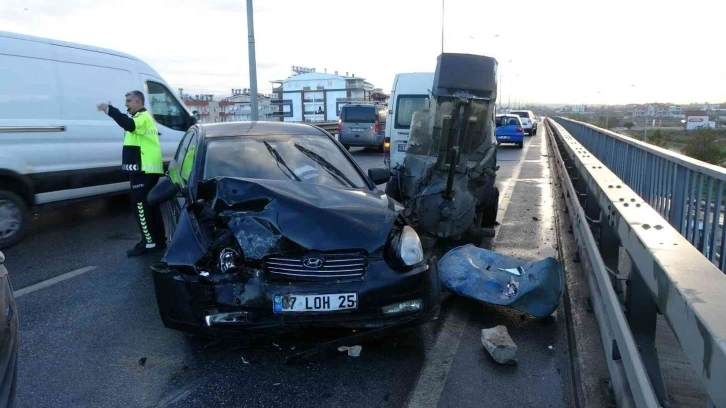 Antalya’da otomobil kamyonete bağlı iş makinesine çarptı: 1 yaralı
