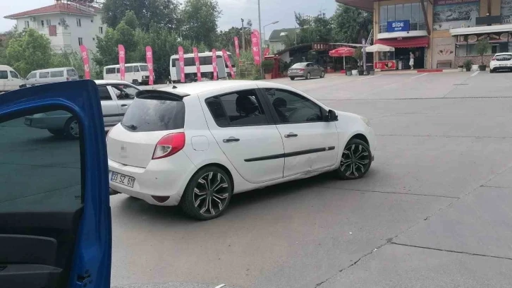 Antalya’da otomobil motosikletle çarpıştı: 2 yaralı
