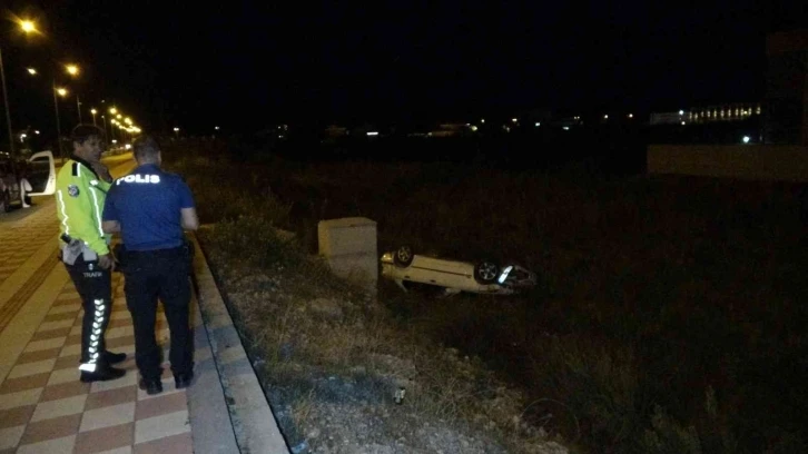 Antalya’da otomobil şarampole uçtu: 3 yaralı
