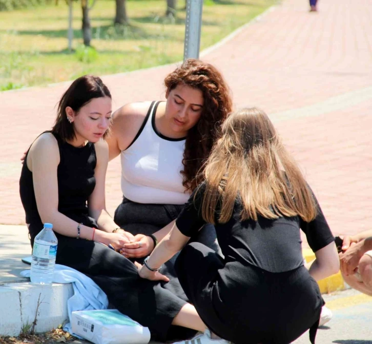 Antalya’da otomobiller çarpıştı, öğretim üyesi ve öğrenci şoka girdi
