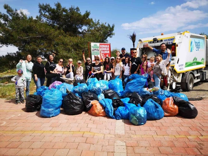 Antalya’da Rus ve Ukraynalı vatandaşlar el ele çöp topladı
