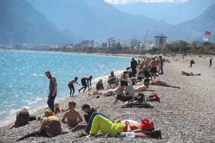 Antalya’da sahildeki yoğunluk yazı aratmadı
