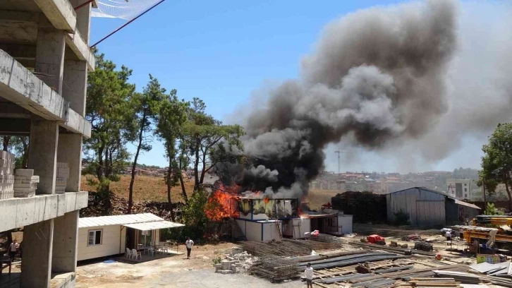 Antalya’da şantiye yatakhanesindeki korkutan yangın
