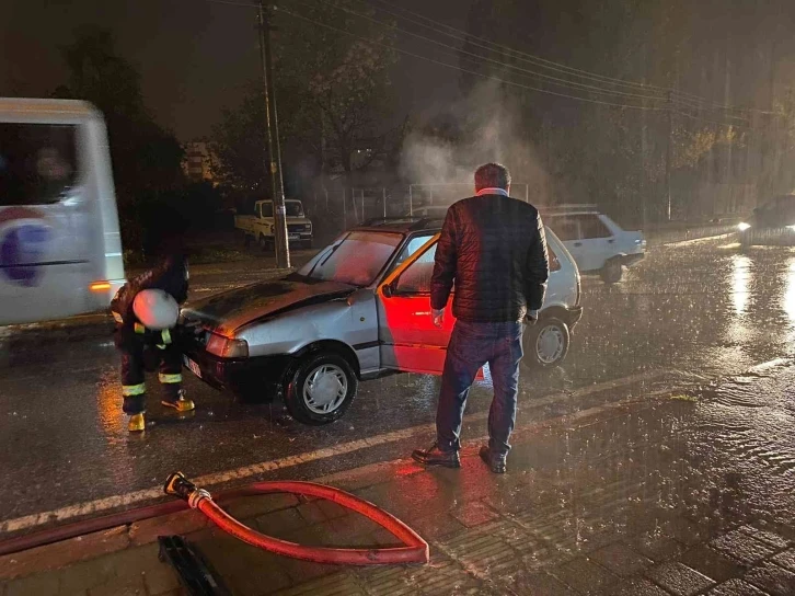 Antalya’da seyir halindeki otomobilde yangın
