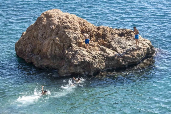 Antalya’da sıcaklık 20’ye ulaştı, çok sayıda kişi Akdeniz’in mavi sularında kulaç attı
