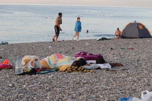 Antalya'da sıcaktan bunalanlar sahilde sabahladı