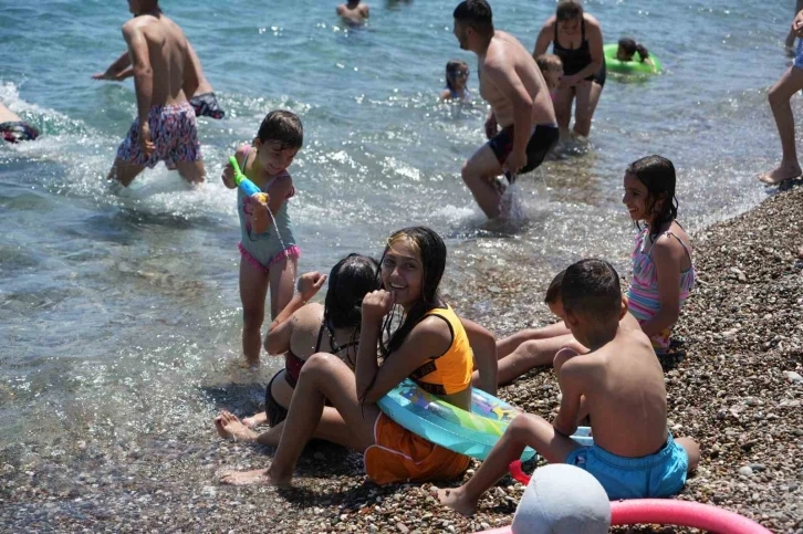Antalya’da sıcaktan bunalanlar sahile koştu
