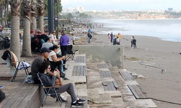 Antalya'da şiddetli yağış ve fırtına; tekneler battı, ağaçlar devrildi (4)