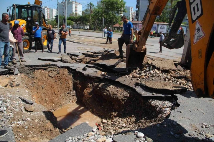 Antalya’da su borusu patladı, yol çöktü
