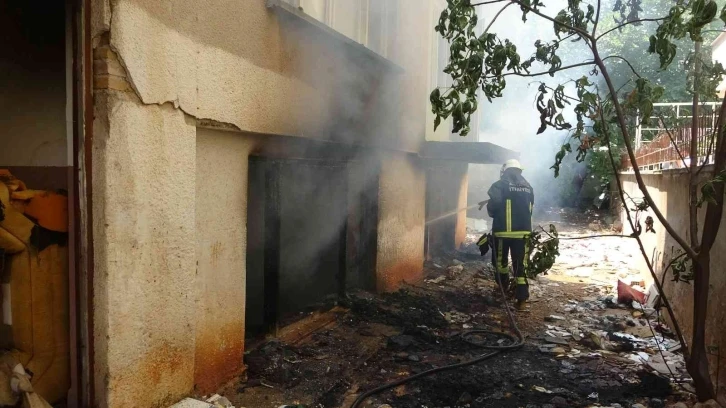 Antalya’da sürekli yangın çıkan metruk bina mahalle halkını isyan ettirdi
