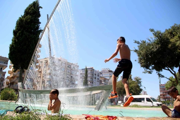 Antalya’da termometreler 41’i gösterdi, çocuklar süs havuzunda serinledi
