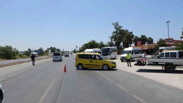 Antalya’da ticari taksiye çarpan kamyonun sürücüsü arkasına bakmadan kaçtı
