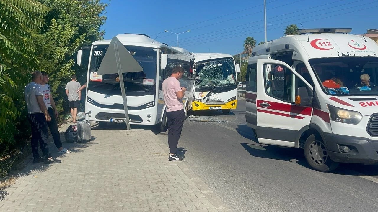 Antalya’da tur midibüsleri çarpıştı: 12 yaralı
