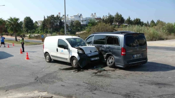 Antalya’da tur minibüsü ile hafif ticari araç çarpıştı: 3 yaralı
