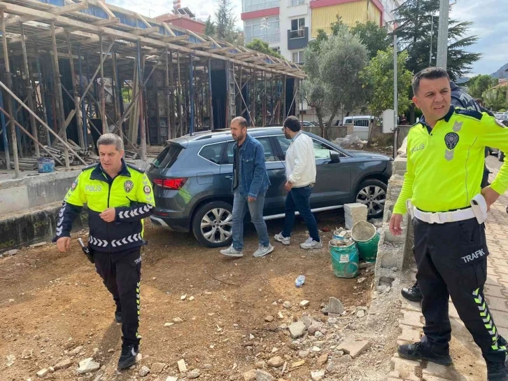 Antalya’da turistin kiraladığı lüks aracı çaldı, Burdur’da duvara çarpınca yakalandı
