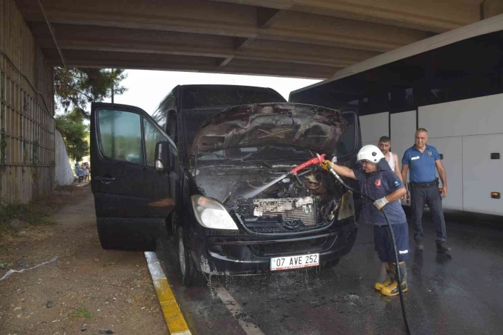 Antalya’da turistleri taşıyan minibüs alev aldı
