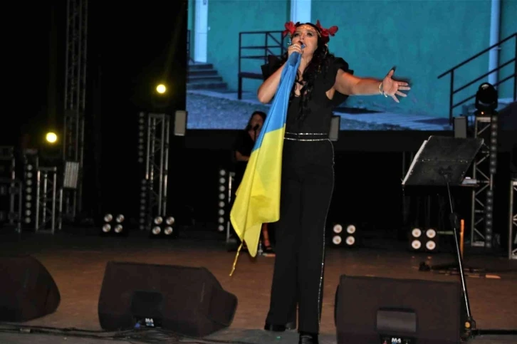 Antalya’da Ukraynalı çocuklar için sahneye çıkan şarkıcı Jamala’dan Bayraktar teşekkürü
