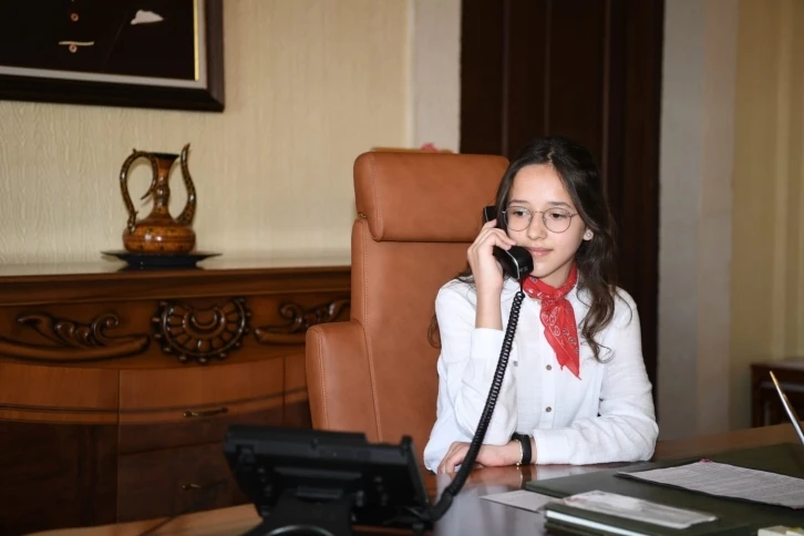 Antalya’da vali koltuğuna oturan öğrenci, çocukların polis araçlarıyla gezdirilmesini istedi
