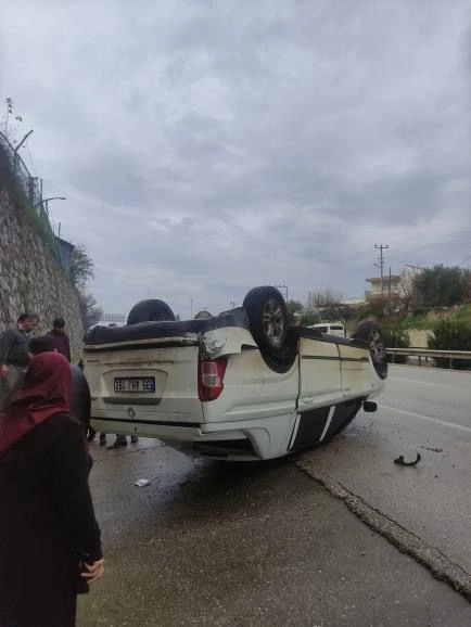 Antalya’da yağışlı hava kazayı beraberinde getirdi, kamyonet devrildi
