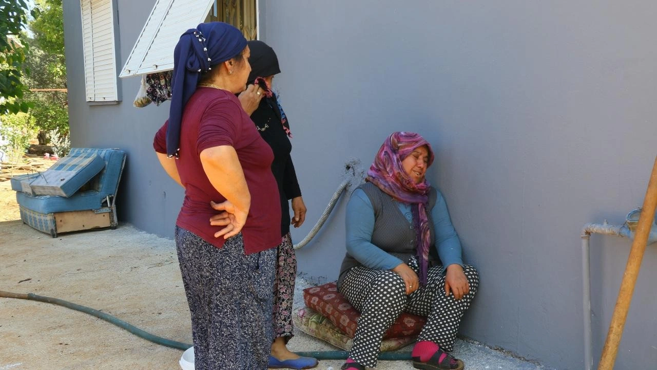 Antalya’da yangın paniği! Gözyaşları içinde hortumla müdahale etti