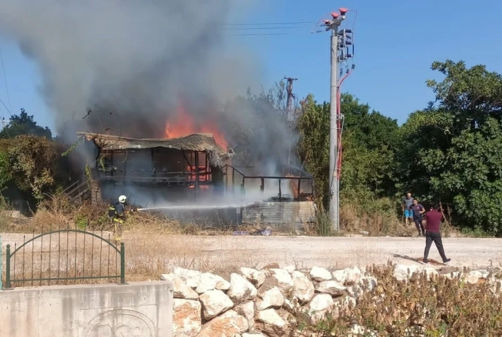 Antalya’da yangında bir ev kullanılamaz hale geldi
