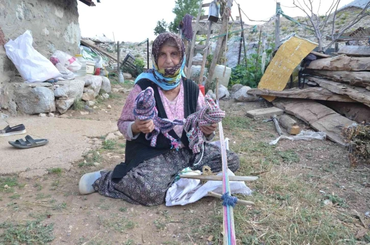 Antalya’da Yörükler kolan dokuma ve kirmen eğirme kültürünü yaşatıyor
