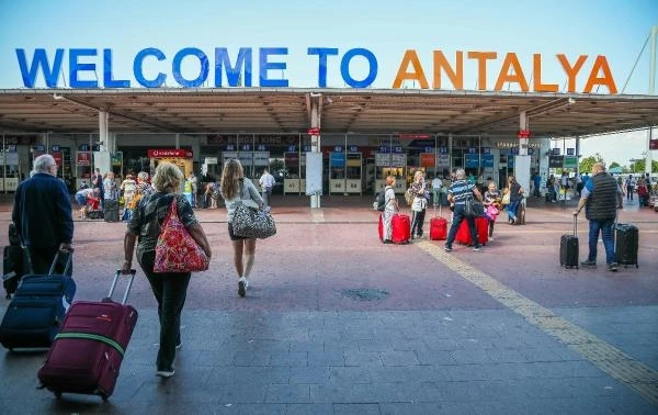 Antalya, havada yeni turist rekoru kırdı