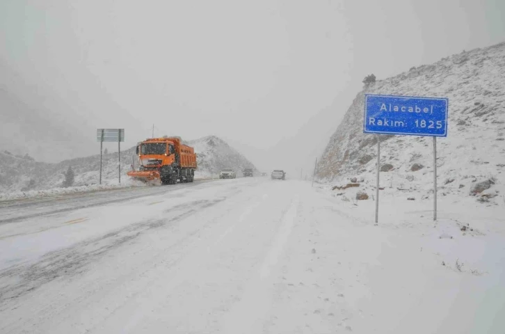Antalya-Konya kara yolunda kar yağışı başladı
