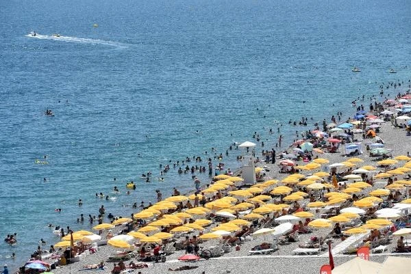 Antalya'nın sahillerinde yoğunluk yaşanıyor