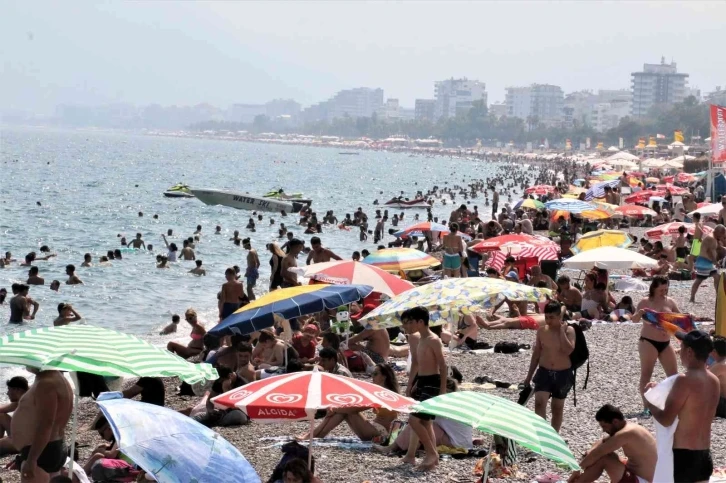 Antalya sahillerinde bayram yoğunluğu
