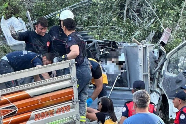 Antalya’da freni boşalan kamyonet devrildi: 2 ölü, 1 yaralı
